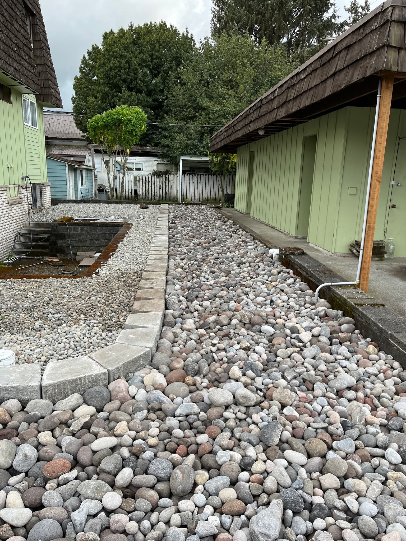 Decorative rock drainage installation